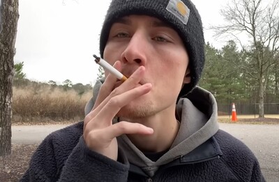 Лечение зависимости от табакокурения в Тобольске Мужчина с сигаретой делает затяжку