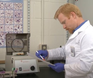 Клиника лечения наркозависимости в Тобольске Врач в кабинете клиники