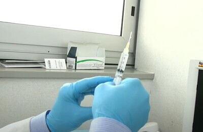 Проведение кодирования Вивитролом в Тобольске Шприц с Вивитролом в руках у врача